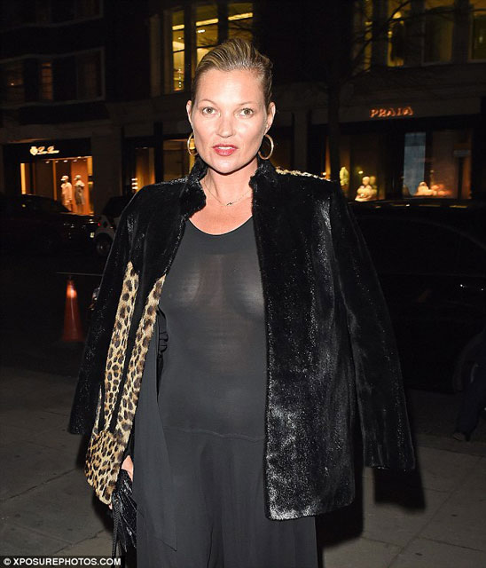 Kate Moss giydiği transparan tulumla frikikten kaçamadı