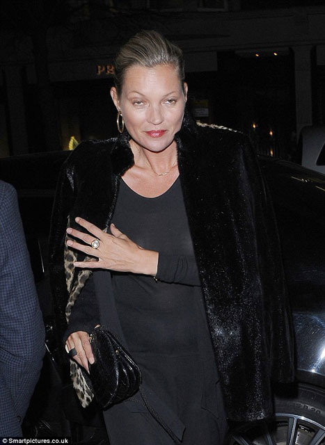 Kate Moss giydiği transparan tulumla frikikten kaçamadı