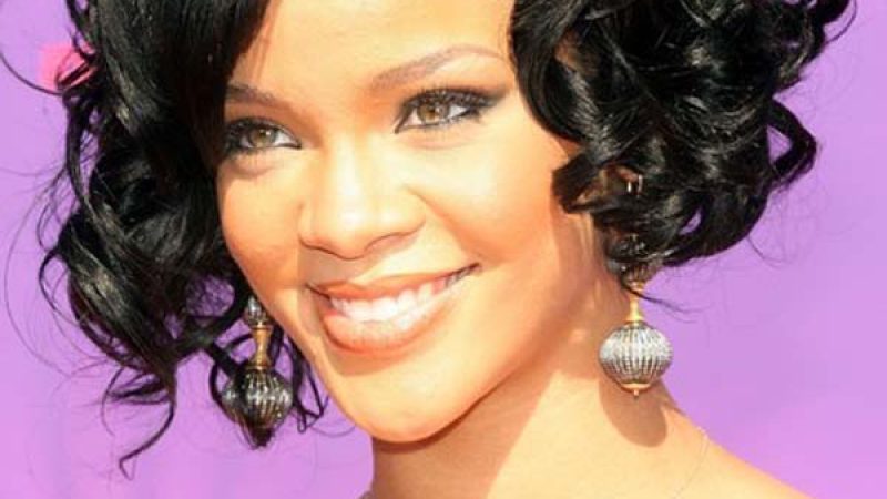 Rihannas-Short-Curly-Hairstyles-2014.jpg
