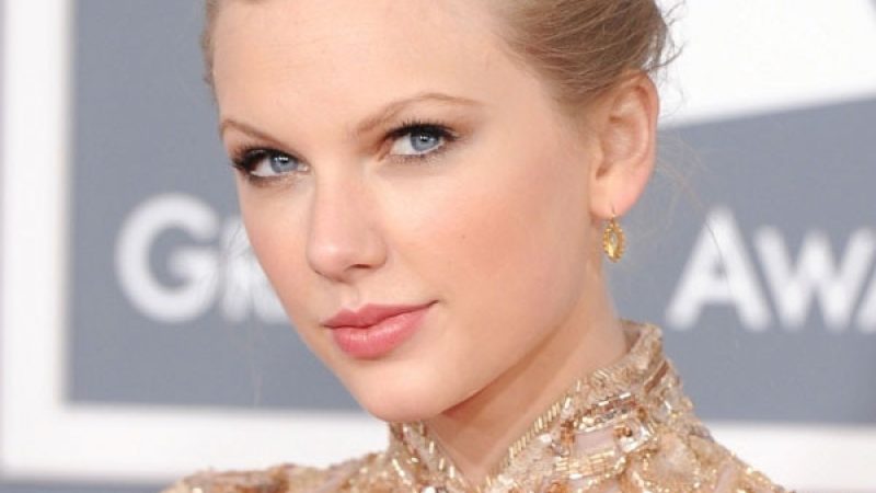 Taylor-Swift-Tepeden-Topuz-Modeli.jpg