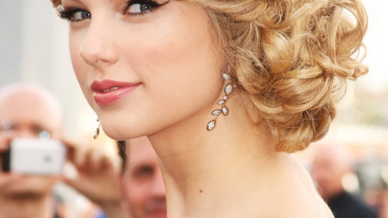 Taylor-Swift-curly-bun-hair.jpg
