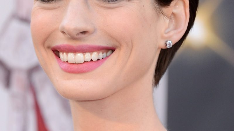 anne-hathaway-pixie-oscars.jpg