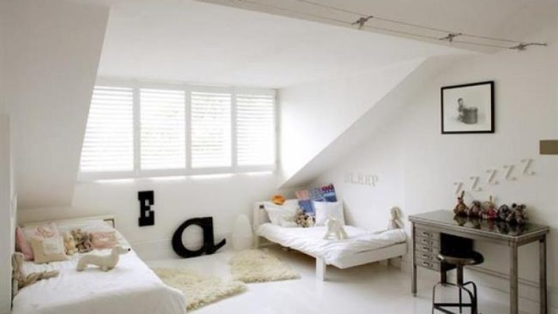 minimalist_white_interior_color_in_girls_bedroom_with_twinbed.jpg